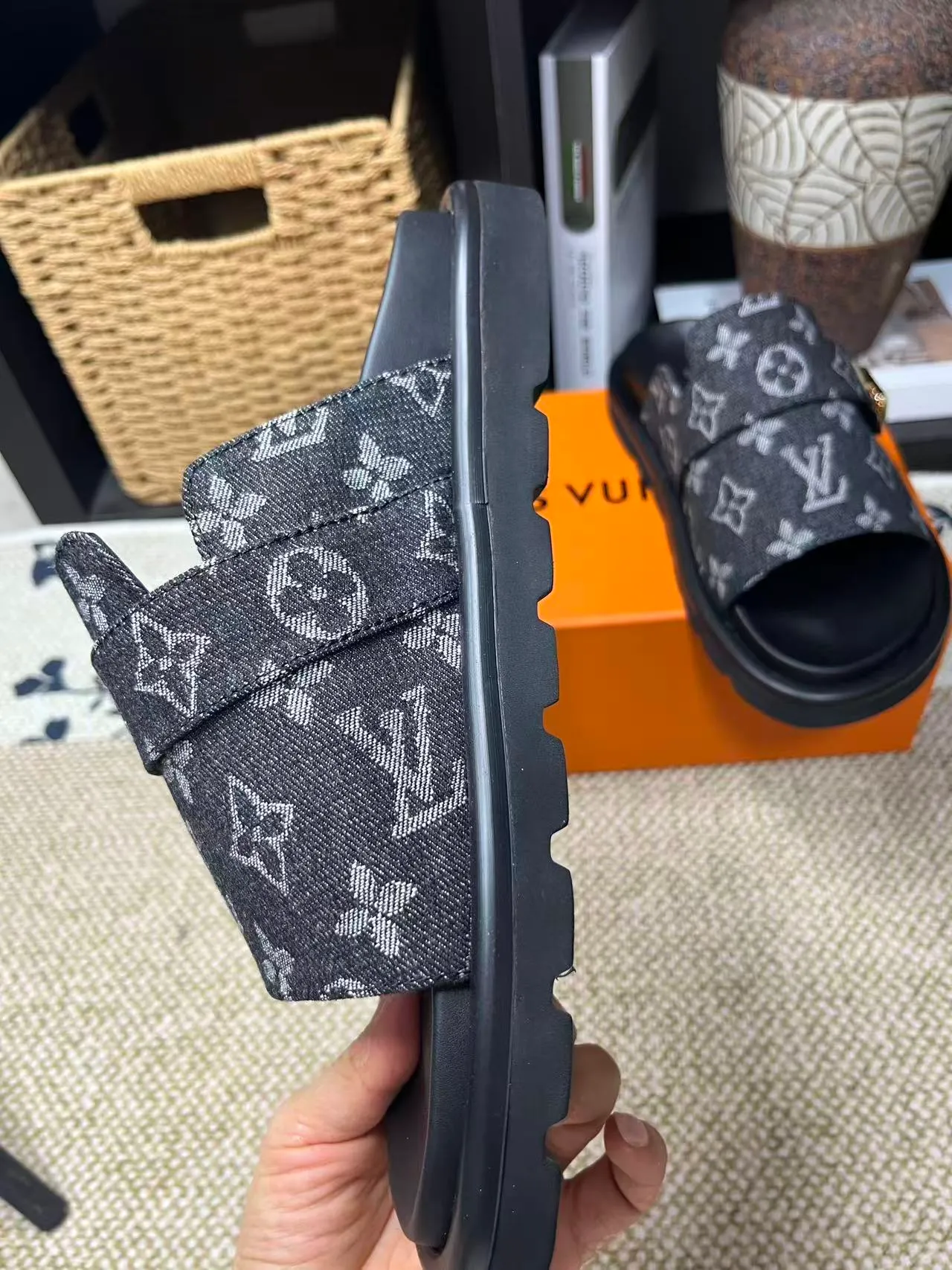 P340 [New Style] [LOUIS VUITTON] Louis Vuitton, LV printing, men's and women's slippers are now on the market, packed in drawer boxes with cloth bags and cards, the upper pattern looks very soft and waxy, and is a super versatile leg slimming tool. Fabric: imported denim/canvas/old fabric, LV hardware LOGO, official website pattern printing, comfortable to wear, feet: high-elastic PU water table. Sole: foam sole, heel height: about 5cm. Code number: 35-46, 35, 45, 46 are custom-made and non-returnable. Color: multiple colors and styles available.
